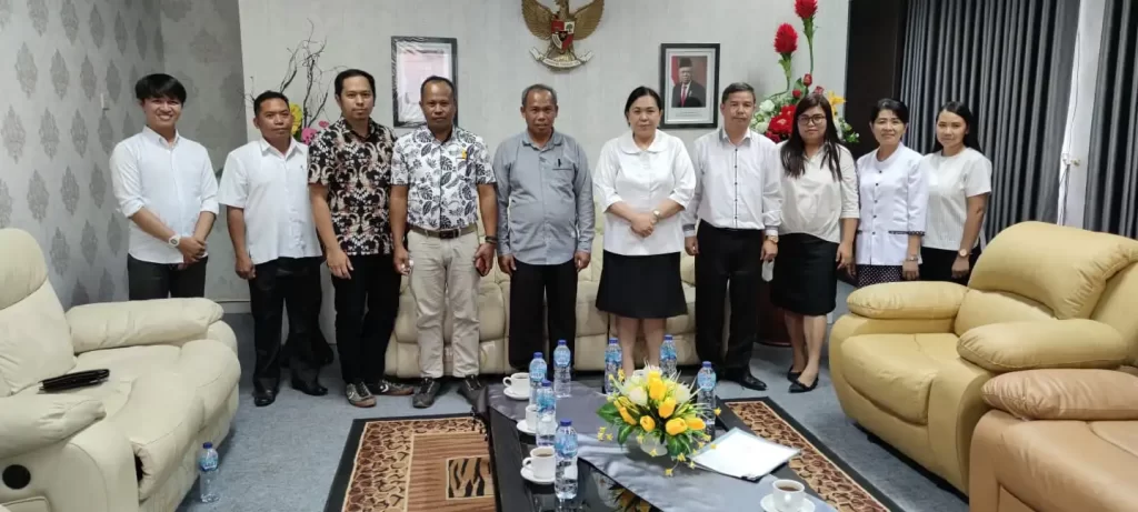 Studi Banding Tracer Study Institut Agama Kristen Negeri (IAKN) Toraja di LPM UNSRAT